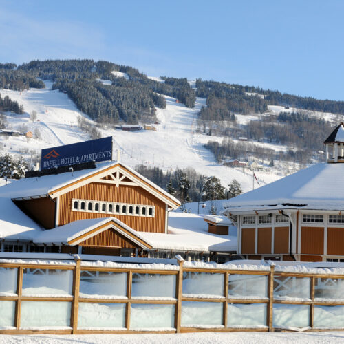 I dalen ved Hafjell ligger Hafjell hotell med kort afstand til "det hele"  Hafjell Hotell giver  en autentisk og rustik oplevelse i hyggelige rammer