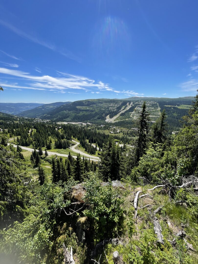 Varden – pak rygsækken og tag på tur i det fantastiske fjeldområde, hvor der er mange steder for en flot picnicpause. Toppunktet på Varden er 990 m.o.h. og fra parkeringspladsen eller stoleliften er der afmærkede ruter, som danner rundture, stierne er markeret med orange markeringer.