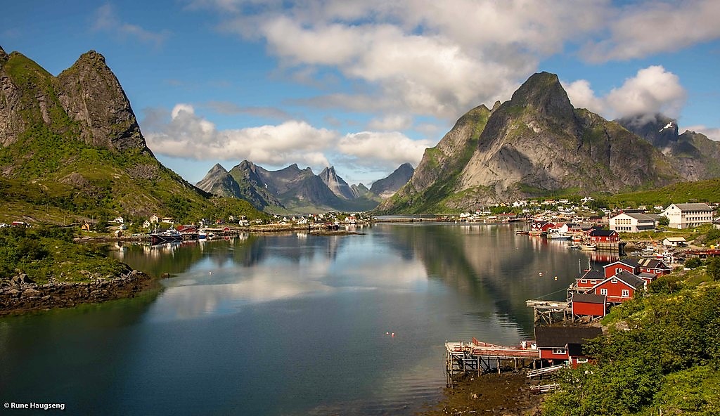 Lofotens fantastiske kulisse af fjelde og havet