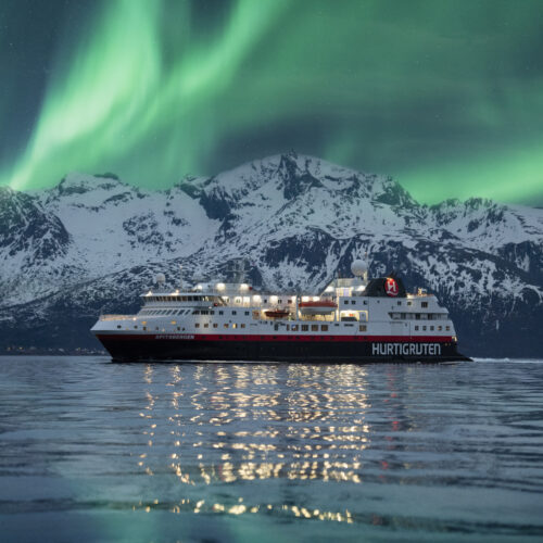 Kirkenes,Hurtigrutens vendepunkt i Barents-regionen. Byen ligger i den yderste nordøstlige del af Norge ved Bøkfjord, og få kilometer fra den russiske grænse. Nu er skibet omkring 400 kilometer nord for Polarcirklen.