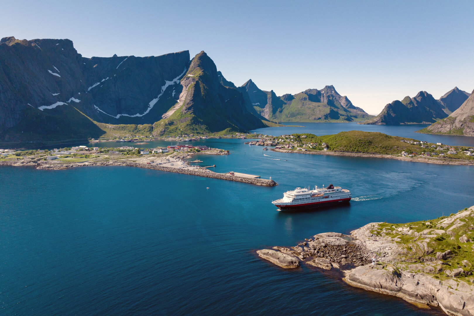 Majestætiske fjorde, uberørte naturscenerier, afsidesliggende havne og meget, meget mere, krydret med en dejlig stemning om bord, en oplevelse for livet – på første parket! Uanset hvornår på året du vælger at rejse er du sikret en fantastisk oplevelse, for hver årstid byder på sin helt egen charme