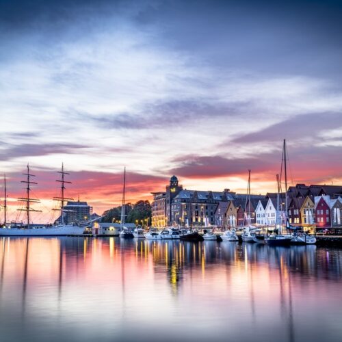 Bergen by er fuld af liv og aktiviteter for enhver smag uanset om man er til historie, kultur, shopping, hyggelige caféer og restauranter.