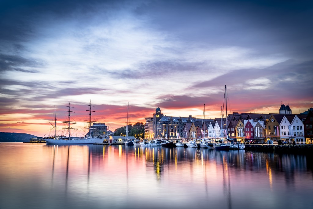 Bergen by er fuld af liv og aktiviteter for enhver smag uanset om man er til historie, kultur, shopping, hyggelige caféer og restauranter.