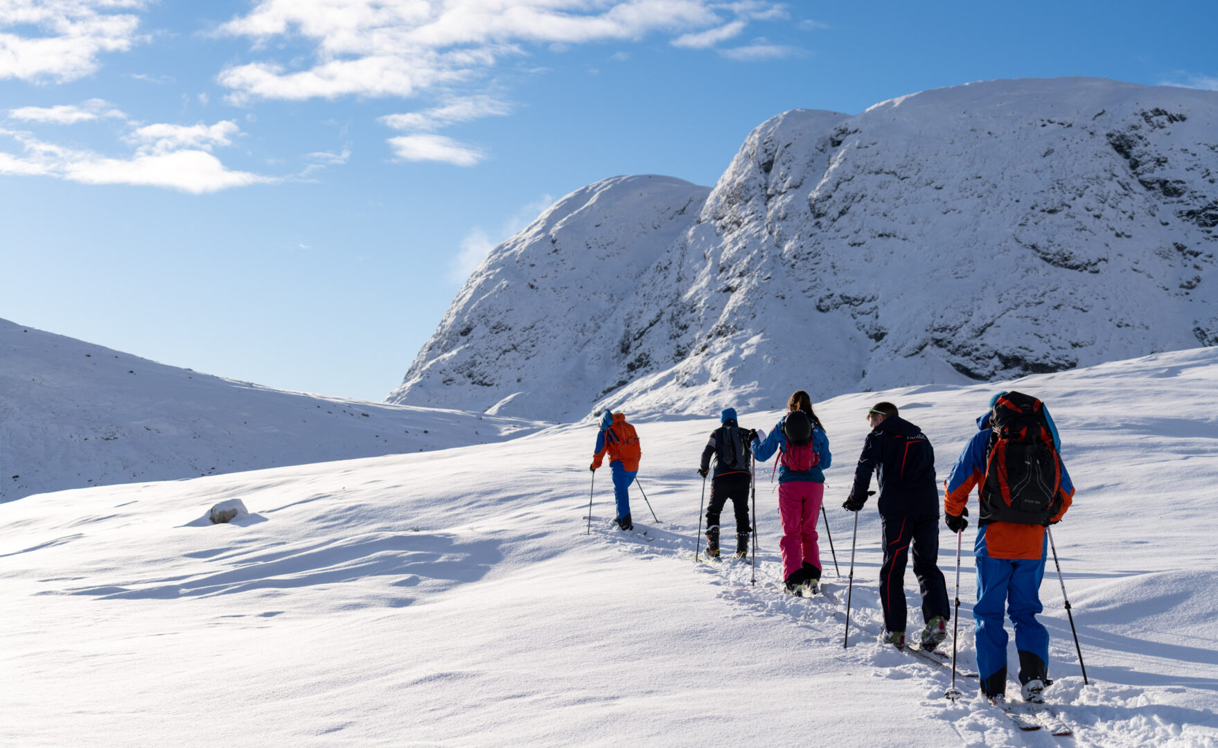 Beitostølen byder på noget af Norges bedste langrendsterræn. 320 km flotte løjper i en smuk kulisse mellem Jotunheimens fjeldtinder.