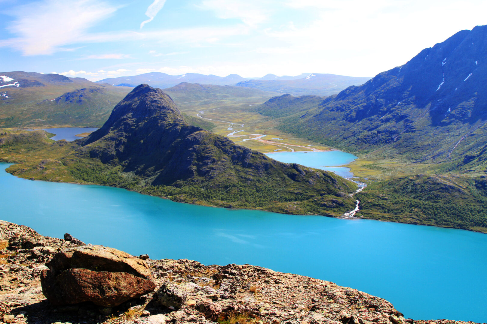 Sommer i Beitostølen er bjergenes blå stunder og frisk bjergluft. Vandring på fjeldet, blandt blomsterenge og klare søer.