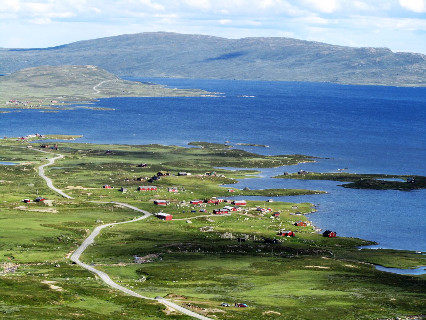 Sommeren byder på fjelde og skov, der står i fuld grønne, søer, der spejler himlen, og stille vandringer, hvor familien stopper for at nyde udsigten.