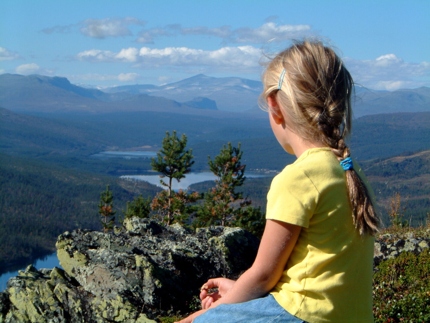 Fra toppen, får man på en klar dag en fantastisk udsigt over de to fjeldområder, Jotunheimen og Rondane nationalparker.