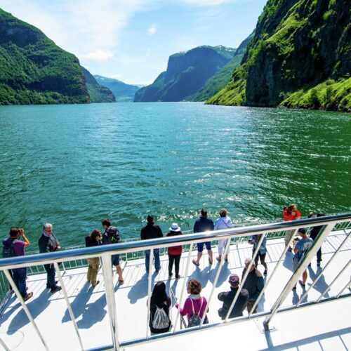 På heldagsturen norge i en nøddeskal, kommer man med båd fra Flåm til gudvangen.Gudgangen