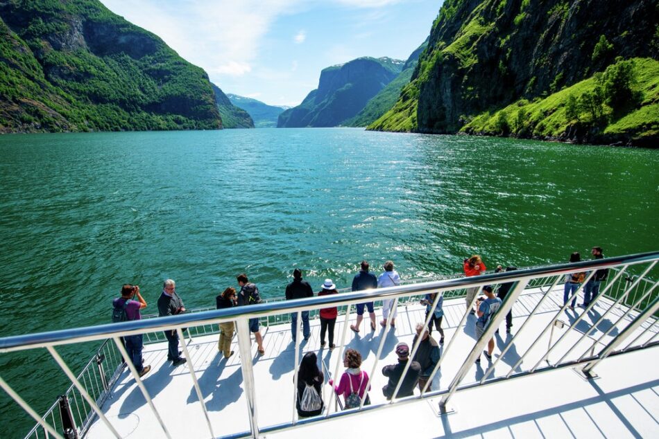På heldagsturen norge i en nøddeskal, kommer man med båd fra Flåm til gudvangen.Gudgangen