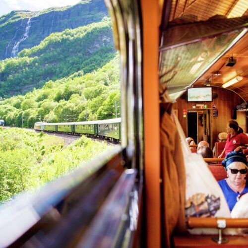 Norge til vands, til lands og i luften i 4 dage. Denne storslåede rejse fra Oslo via Myrdal, Flåm og Gudvangen bringer dig fra Oslo til Bergen. På fjordcruiset sejler du forbi de smukke landsbyer Aurland og Undredal. Derefter sejler båden videre ind i Nærøyfjorden, en af Europas smalleste fjorde.