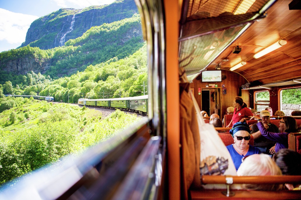 Norge til vands, til lands og i luften i 4 dage. Denne storslåede rejse fra Oslo via Myrdal, Flåm og Gudvangen bringer dig fra Oslo til Bergen. På fjordcruiset sejler du forbi de smukke landsbyer Aurland og Undredal. Derefter sejler båden videre ind i Nærøyfjorden, en af Europas smalleste fjorde.