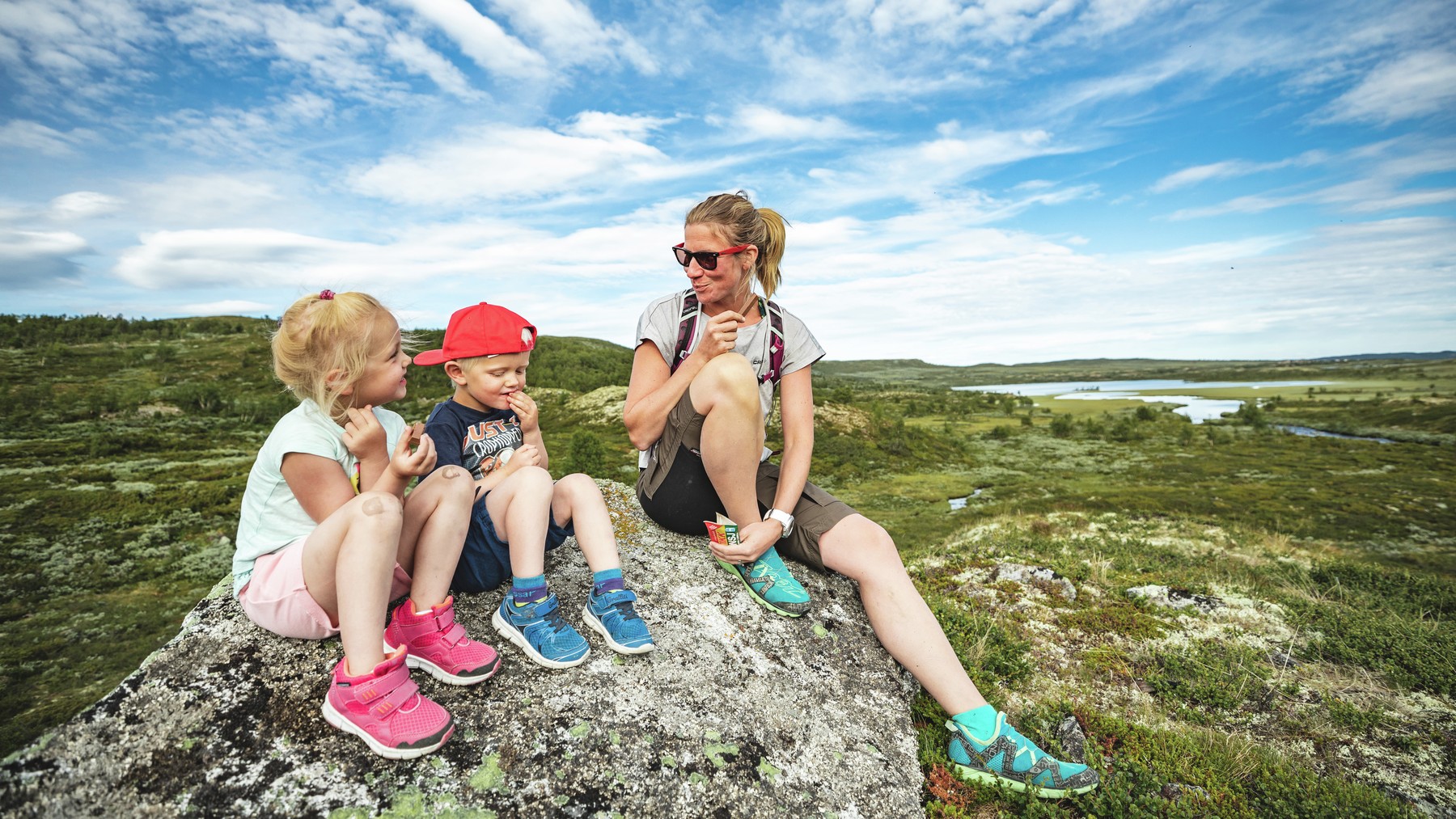 Om sommeren ændres landskabet til grønne enge og blomsterduft, perfekte vandreruter og kano på klare fjorde. Lokale restauranter byder på smage af regionen og gæstfrihed, der gør hvert ophold mindeværdigt. Geilo er alsidig og charmerende.