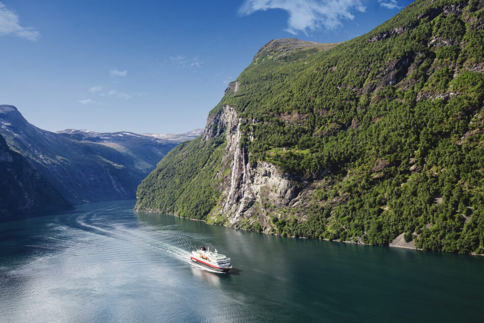 Med hurtigruten fra syd til nord og tilbage igen.