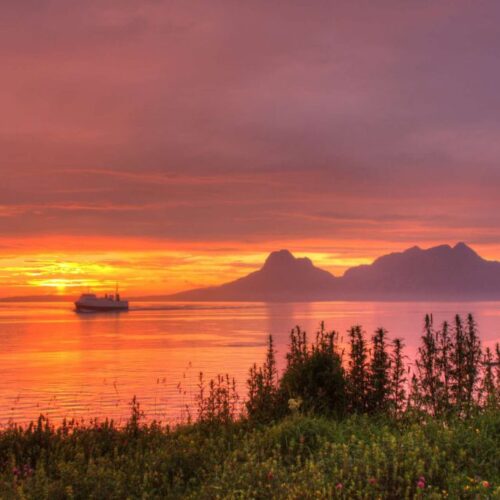 Midnatsol-i-bodoe-krydstogt-norge-hurtigruten