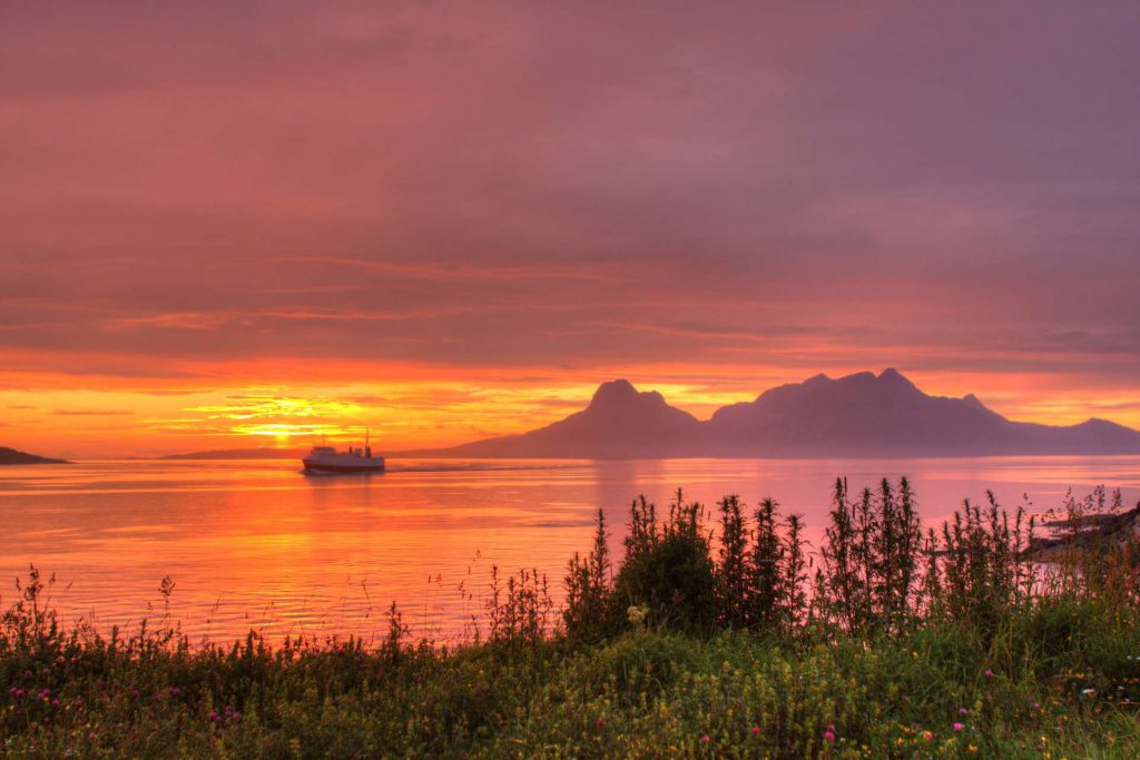 Midnatsol-i-bodoe-krydstogt-norge-hurtigruten