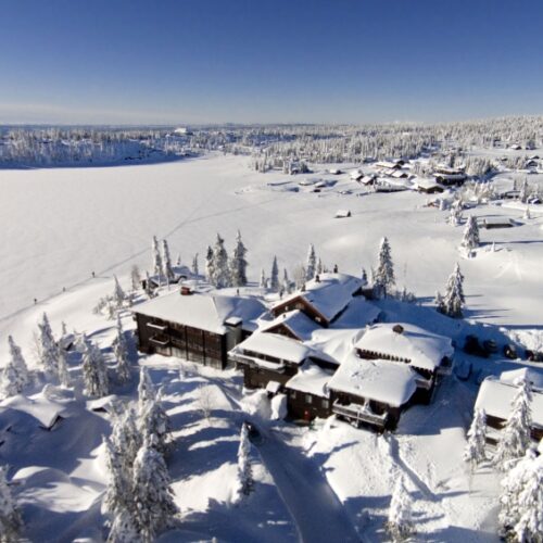 På Rustad Hotel og Fjeldstue tager familien Rustad varmt imod gæsterne. Rustad ligger 830 m.o.h. i naturskønne omgivelser på Sjusjøen, 18 kilometer fra Lillehammer. På hotellet er den traditionelle stil beholdt med gamle tømmervægge, en hyggelig pejsestue og spisesalen med udsigt over Sjusjøvannet, her møder man et sted med miljø og sjæl og hvor komfort og god mad er varemærket