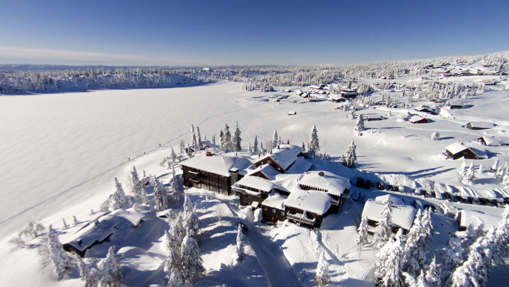 På Rustad Hotel og Fjeldstue tager familien Rustad varmt imod gæsterne. Rustad ligger 830 m.o.h. i naturskønne omgivelser på Sjusjøen, 18 kilometer fra Lillehammer. På hotellet er den traditionelle stil beholdt med gamle tømmervægge, en hyggelig pejsestue og spisesalen med udsigt over Sjusjøvannet, her møder man et sted med miljø og sjæl og hvor komfort og god mad er varemærket