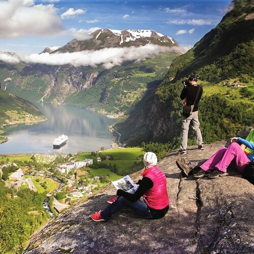 Sommeren i Norge er en magisk tid, hvor naturen blomstrer, og dagene strækker sig uendeligt. En af de mest betagende oplevelser om sommeren er midnatssolen, som kan opleves i de nordlige regioner. Dette fænomen gør, at solen aldrig går ned, og man kan nyde lange, lyse nætter. Det er en unik oplevelse, der tiltrækker mange besøgende, der ønsker at opleve det særlige lys og den næsten drømmeagtige stemning.