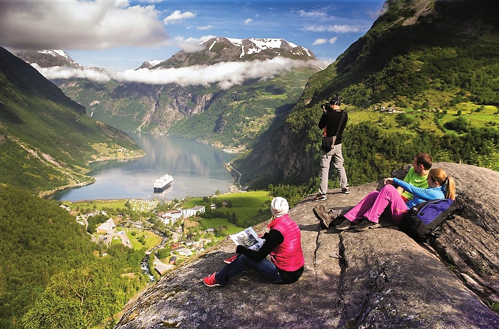 Sommeren i Norge er en magisk tid, hvor naturen blomstrer, og dagene strækker sig uendeligt. En af de mest betagende oplevelser om sommeren er midnatssolen, som kan opleves i de nordlige regioner. Dette fænomen gør, at solen aldrig går ned, og man kan nyde lange, lyse nætter. Det er en unik oplevelse, der tiltrækker mange besøgende, der ønsker at opleve det særlige lys og den næsten drømmeagtige stemning.