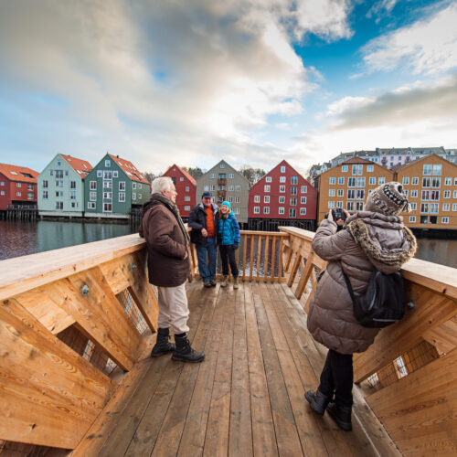 stop i den charmerende gamle middelalderby Trondheim. Her venter en farverig, spændende og historisk by, ikke mindst Norges nationale helligdom Nidarosdomen.