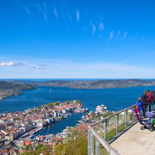 Oplev stemningen i Bergen. Bergen kaldes ofte "Porten til fjordene" og er kendt for sin smukke havnefront, Bryggen, der er på UNESCOs verdensarvliste. Gaderne i den gamle bydel er fyldt med historiske træhuse, og byen har et pulserende kunst- og kulturliv.