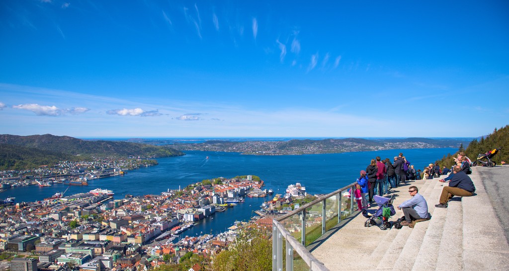 Oplev stemningen i Bergen. Bergen kaldes ofte "Porten til fjordene" og er kendt for sin smukke havnefront, Bryggen, der er på UNESCOs verdensarvliste. Gaderne i den gamle bydel er fyldt med historiske træhuse, og byen har et pulserende kunst- og kulturliv.