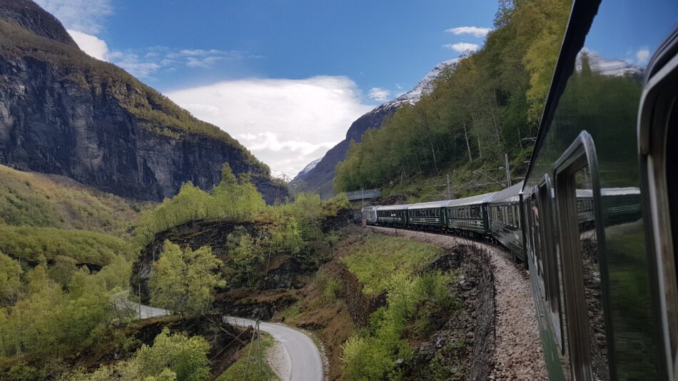 Flåmsbanen, et mesterværk af norsk ingeniørkunst og en af verdens stejleste jernbanestrækninger kan opleves på denne fjordtur Norge i en nøddeskal