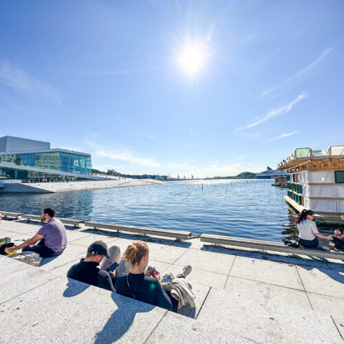 Fjordtur Norge i en nøddeskal med start i Oslo og slut i Bergen. Oplev storbyferie med en overnatning i Oslo før turen starter. Gå ombord i Oslo´s kulturliv og nyd den hyggelige stemning