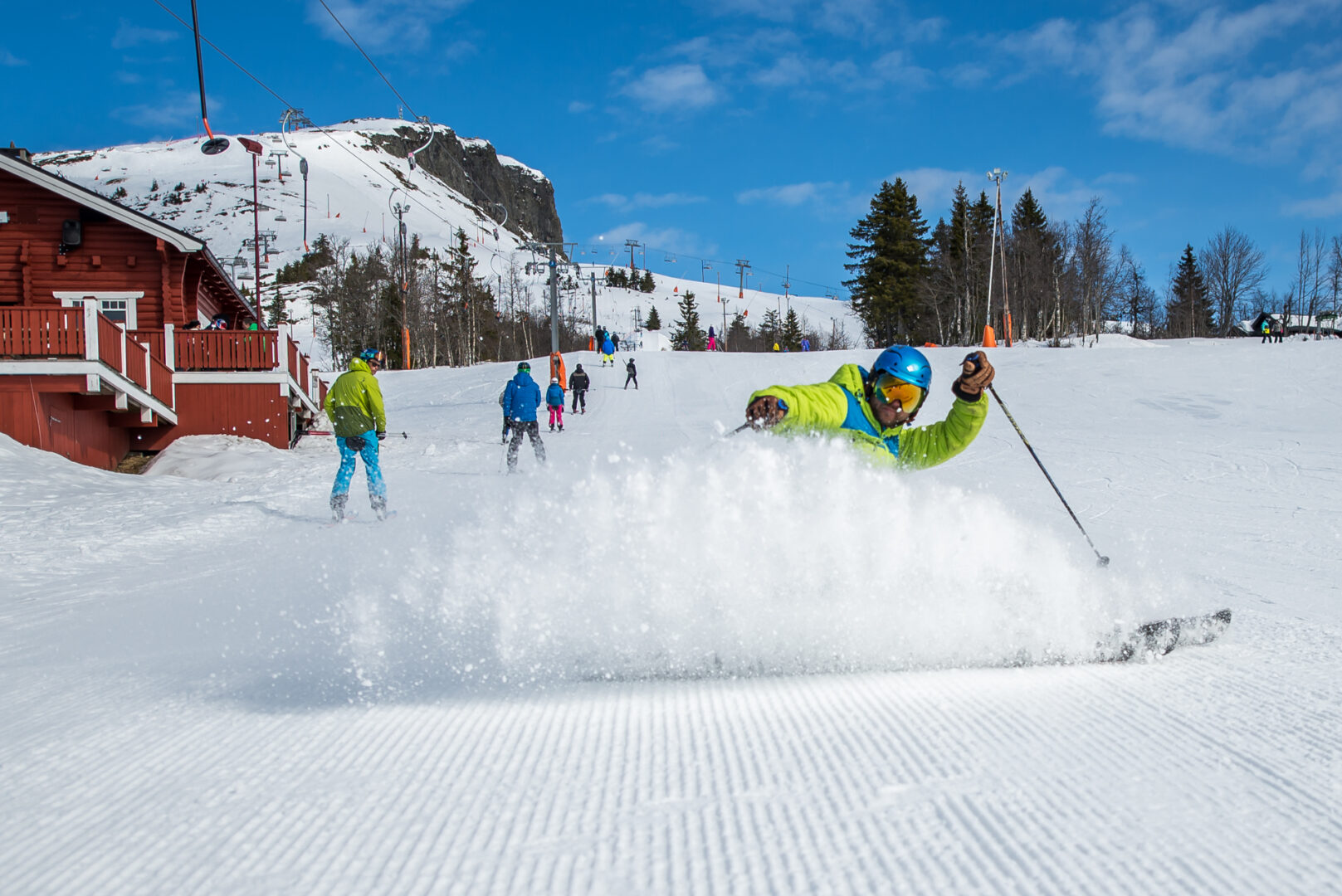 Skøn vinter- og sommerdestination for hele familien Skeikampen er en skjult perle i Norge, der tiltrækker både vinter- og sommerentusiaster. Beliggende i de naturskønne fjelde, tilbyder Skeikampen en unik kombination af aktiviteter og naturoplevelser, der vil fortrylle enhver besøgende. Den maleriske destination er ikke kun kendt for sit fantastiske skiområde, men også for sine smukke vandrestier og cykelruter om sommeren.