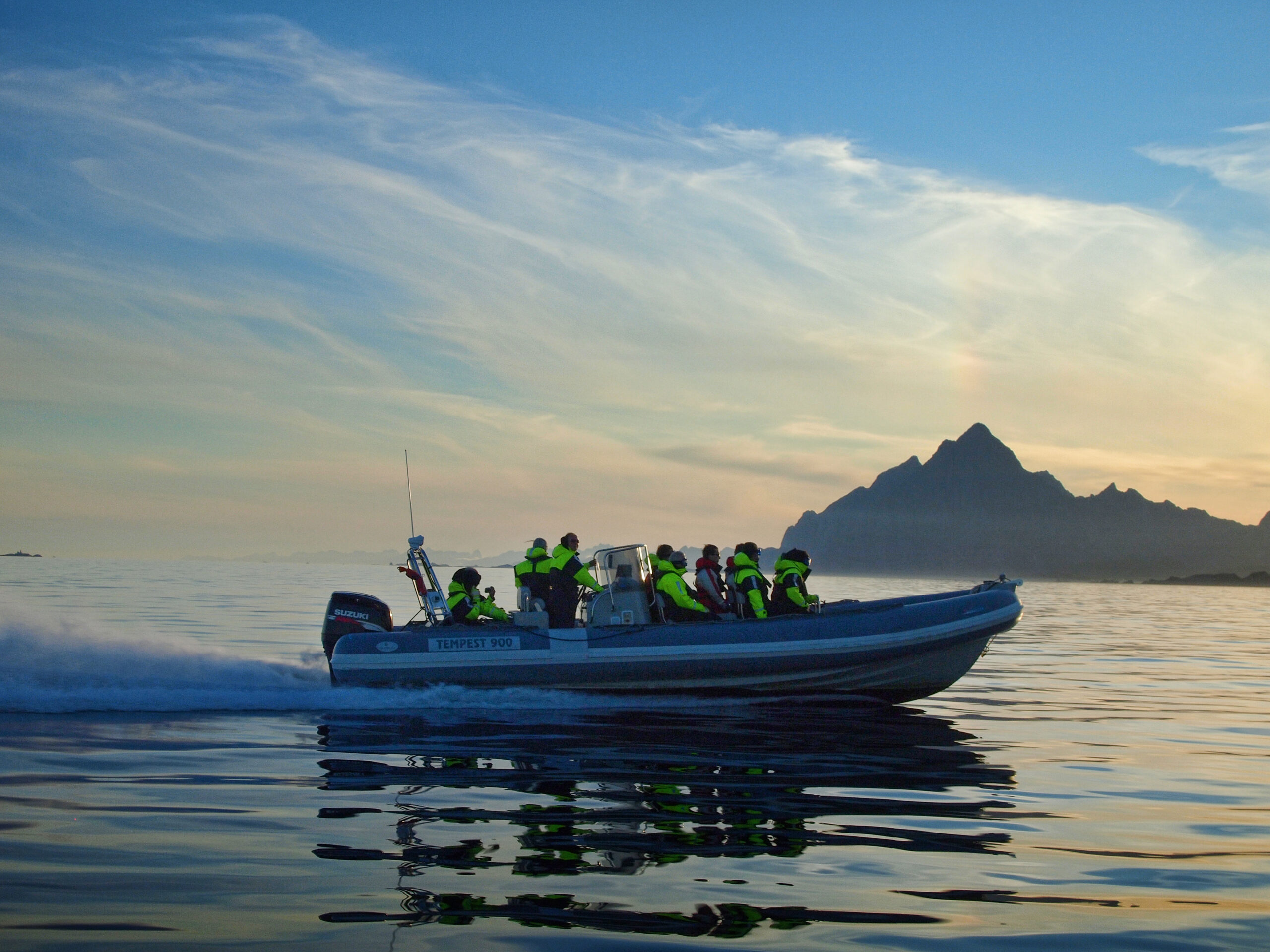 Oplev Lofoten med Svalbardlinjen. Deltag i udflugt RIB baadtur i Lofoten