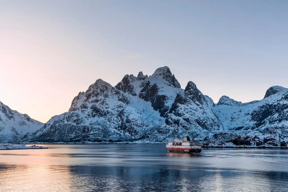 Signaturrejse med MS Trollfjord i Raftsundet
