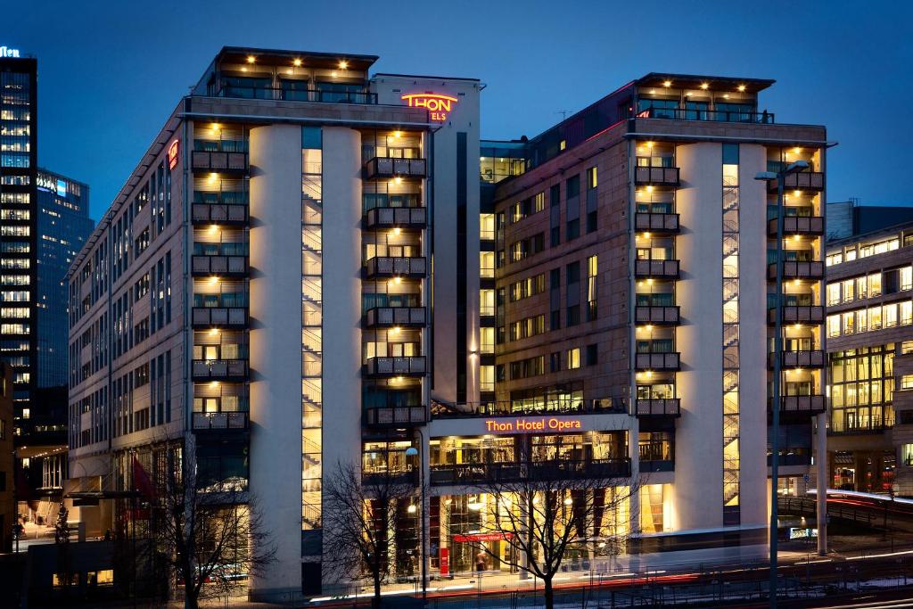 Thon Hotel Opera Fasade aften