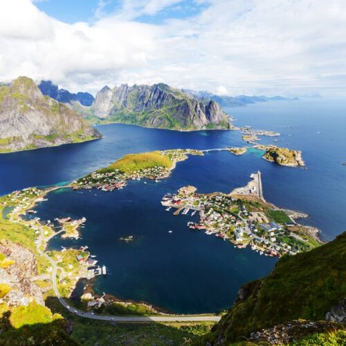 Lofotens dramatiske fjeldnatur med udsigt til et mylder af små øer.