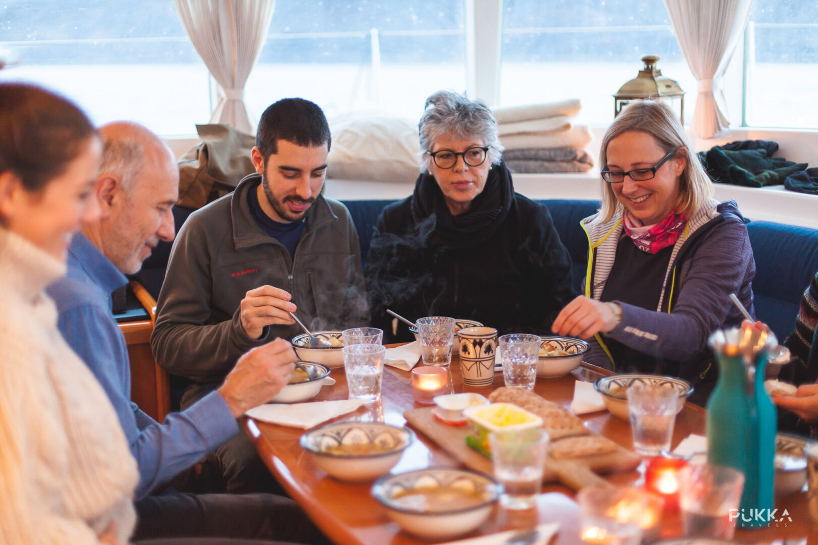 Arktisk sejlads og fiskeri ved Tromsø. Frokost er selvfanget fisk.