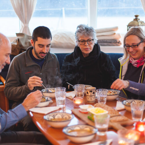 Arktisk sejlads og fiskeri ved Tromsø. Frokost er selvfanget fisk.