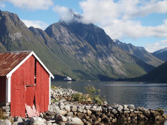 Vandretur med besøg i sæterhytte, Hjørundfjord