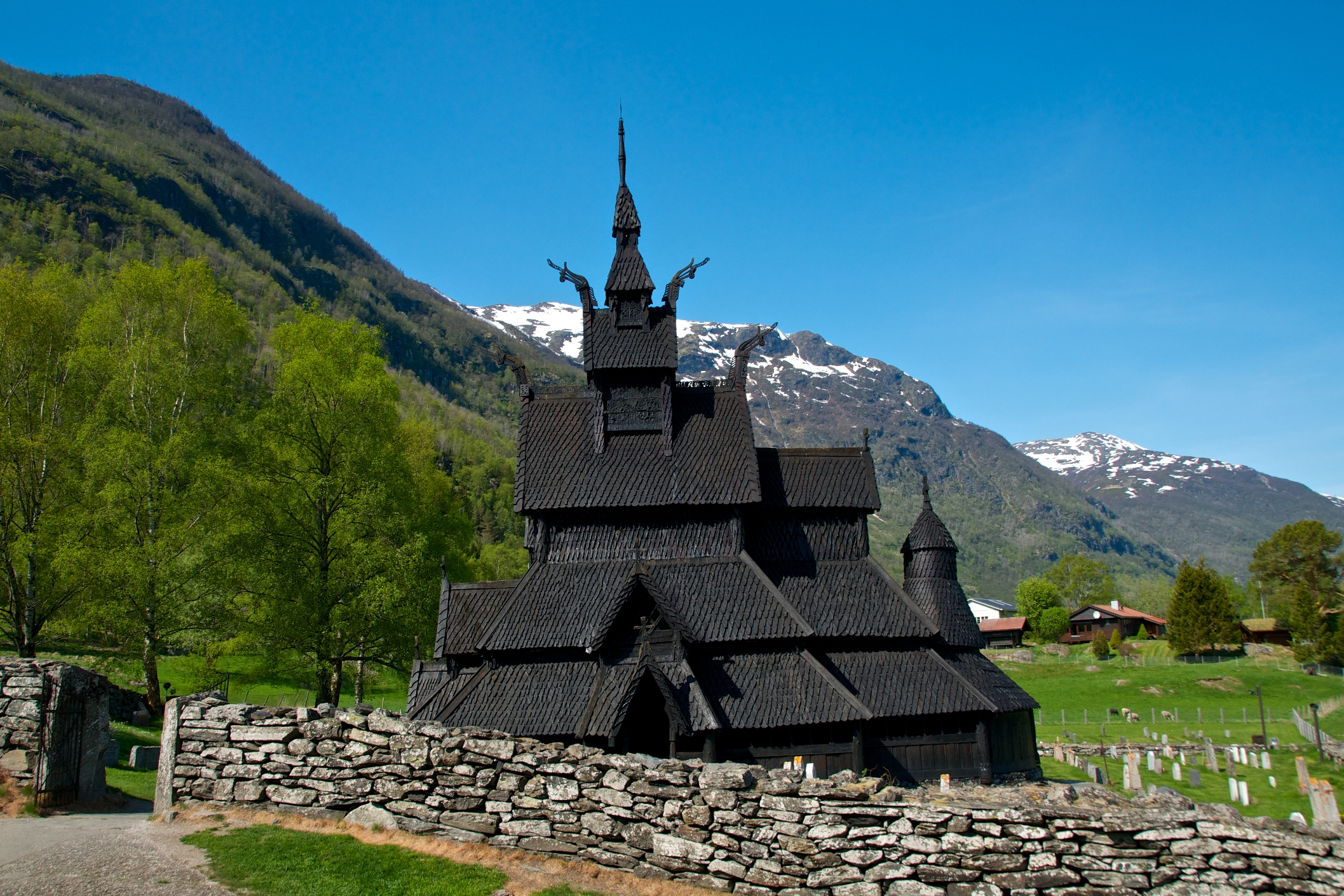 Borgund stavkirke i Valdres. Sommer i Norge